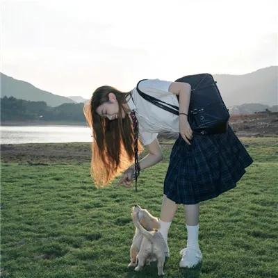 黄昏时分、牵着手